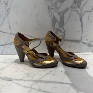 Seychelles gray/gold/yellow pump